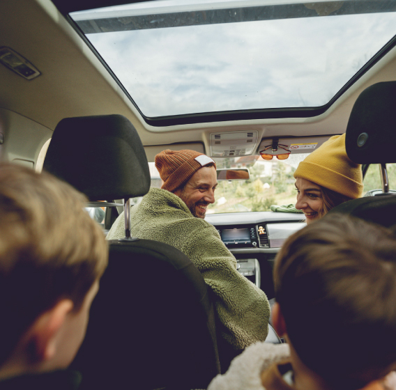 Priecīga ģimene ar diviem bērniem savā automašīnā, kas ir apdrošināta ar OCTA. Salīdzini OCTA piedāvājumus un izvēlies to, kas nodrošina vislabāko cenu un nosacījumus.
