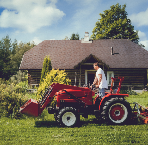 Traktors, kas veic dārza iekārtošanas darbus, un ir apdrošināts ar speciālās tehnikas apdrošināšanu. Salīdzini speciālās tehnikas un iekārtu apdrošināšanas piedāvājumus un izvēlies to, kas nodrošina vislabāko aizsardzību tavai dārza tehnikai un iekārtām.