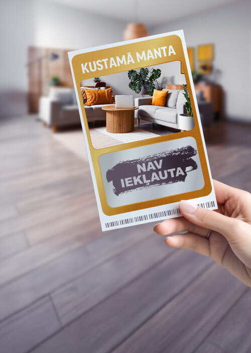 Kartīte ar tekstu 'Kustamā manta – nav iekļauta', fonā moderna viesistaba.