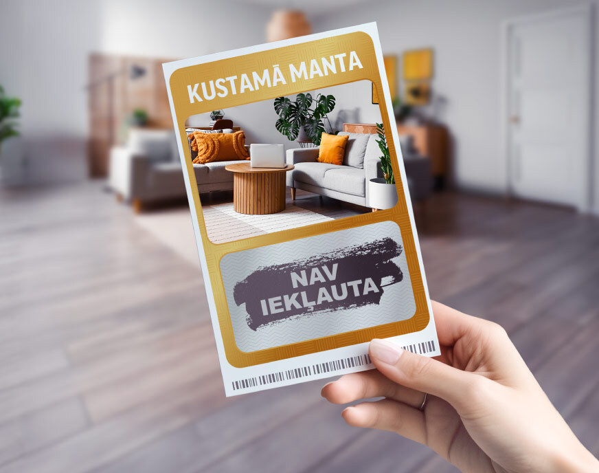 Kartīte ar tekstu 'Kustamā manta – nav iekļauta', fonā moderna viesistaba.