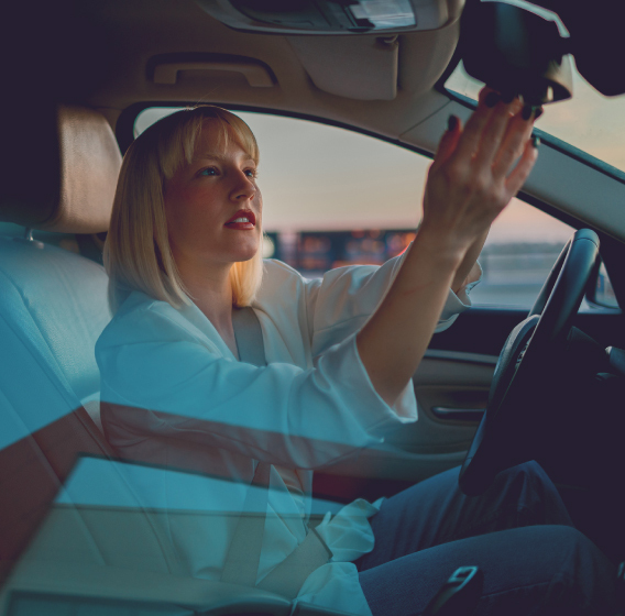 A woman in her car, which is insured with CASCO. Find out how you too can protect your vehicle with CASKO insurance.